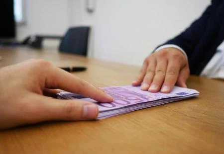 Policajcu pola godine zatvora zbog 30 eura mita
