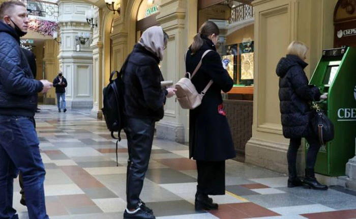 Rusi misle da najgore tek dolazi, traže čvrste valute: Kupuju laptope i pametne telefone