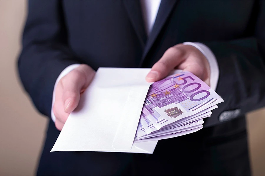 Don Euro: Zatvor za svećenika koji je volio klubove i dijamante