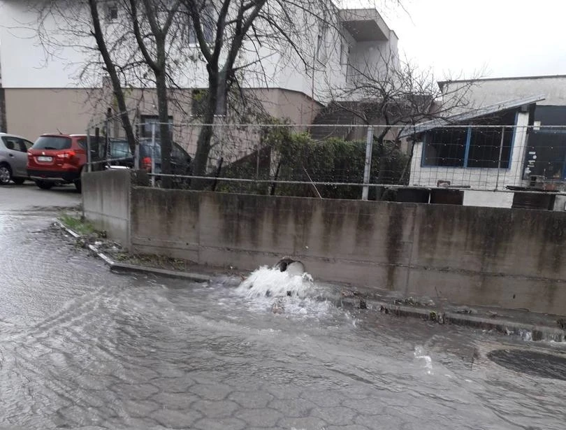 Mostarska škola kao otok u sred jezera