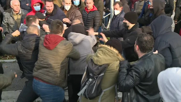 Napetosti i tučnjave na prosvjedima u Srbiji
