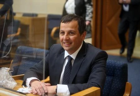 Ko je na kokainu, ko je na heroinu...
