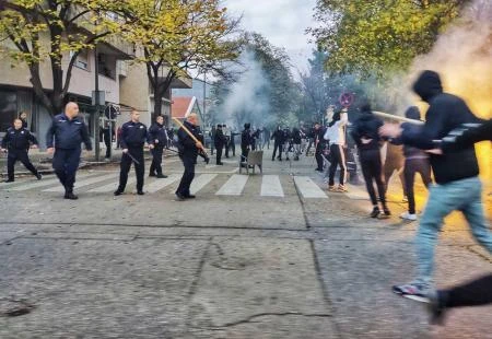Video sukoba u Mostaru: Policija puca da rastjera huligane