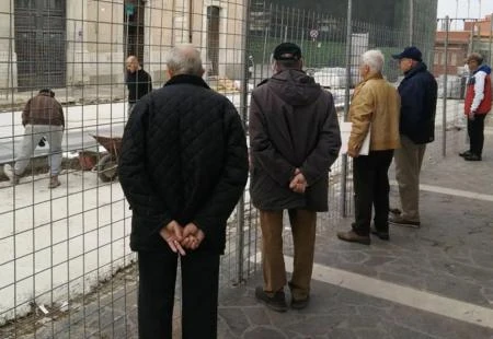 Od dokolice razvili posao: Promatraju radove na cesti i kritiziraju