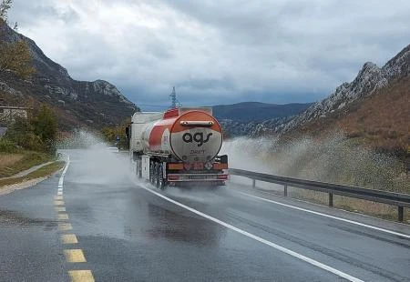 Uz otežano prometovanje: U Konjicu se izlila rijeka Neretva, velika materijalna šteta u Jablanici