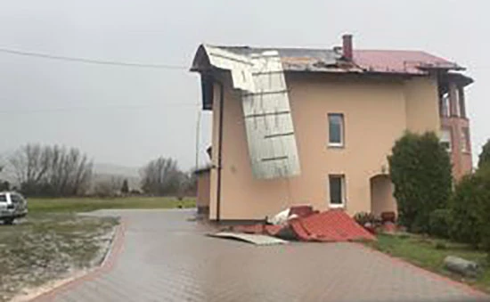 Vjetar napravio kaos: Kuće bez krovova i polomljena stabla na Kupresu