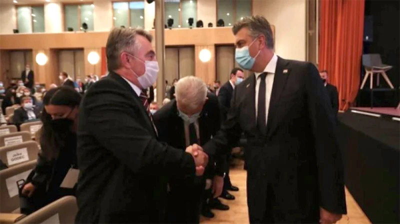 Raguž: Kako će partija pravdati rukovanje Plenkovića s Komšićem?