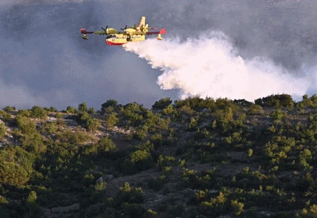 Tri kanadera gase požar na Biokovu