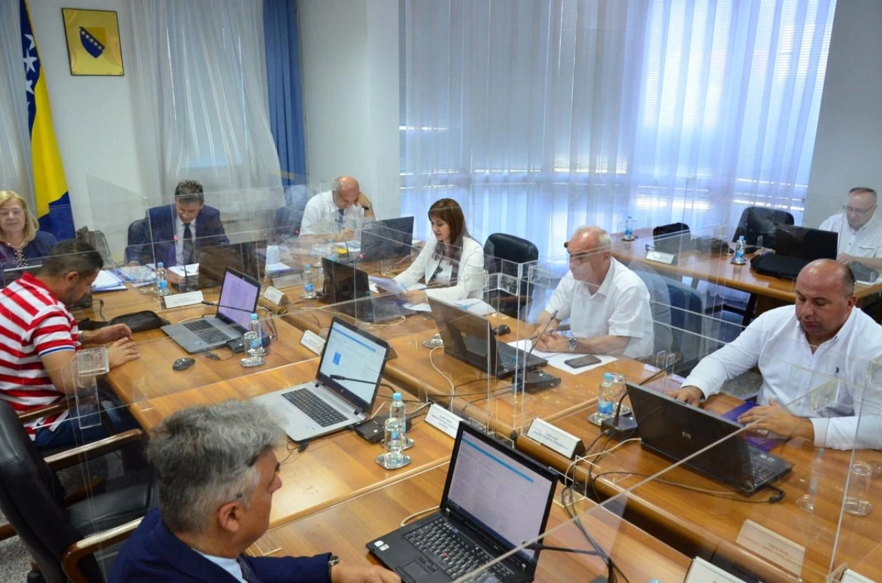 Vlada FBiH o uništavanju ambrozije i izvozu opasnog otpada