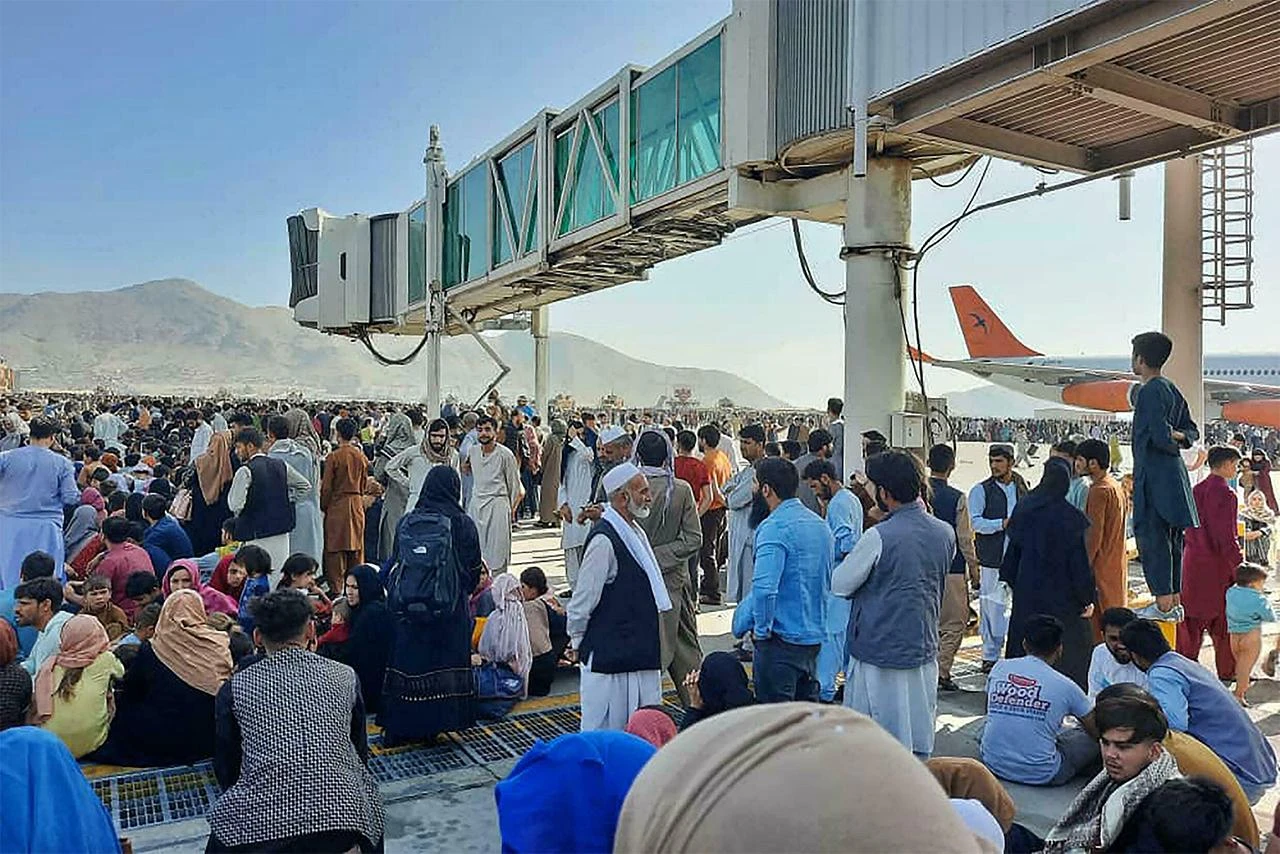 Stotine kampiraju blizu aerodroma u Kabulu nadajući se odlasku iz Afganistana