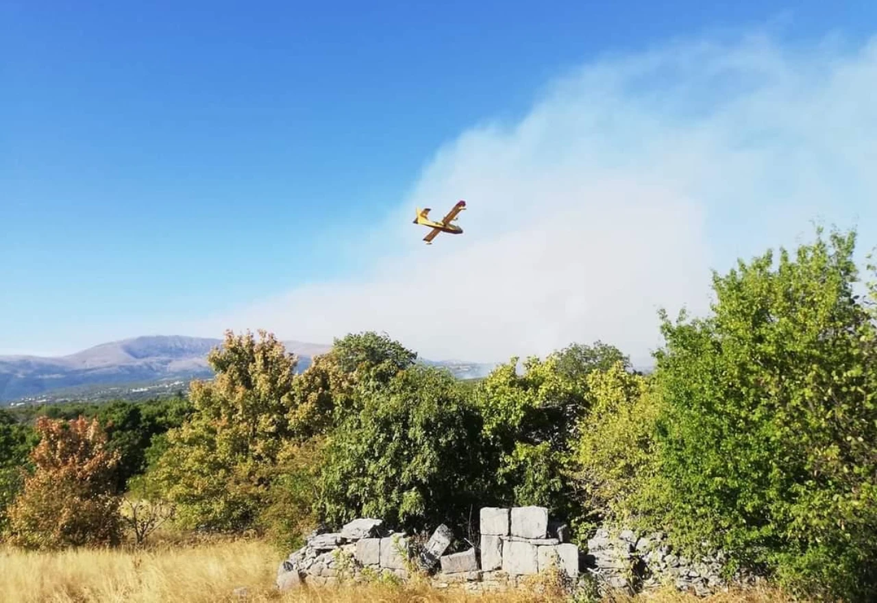 Hrvatski kanaderi spašavaju Tomislavgrad; požar se i dalje širi prema naseljenim mjestima