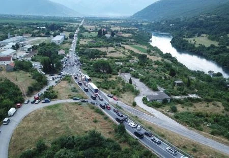 Povratak s Jadrana: Duge kolone vozila od Mostara do Sarajeva