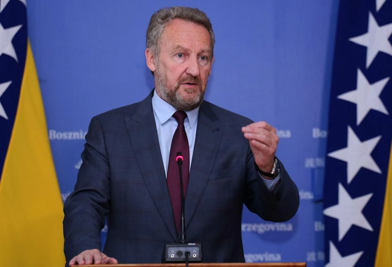 Izetbegović: Uporno vuku konopac i ne staju dok ne pukne