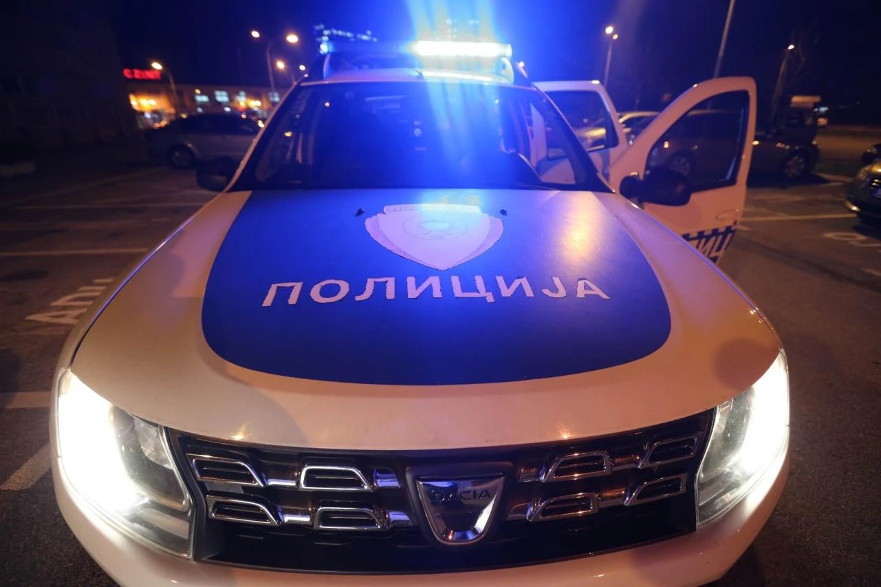 Udario sugrađanina pa ga nastavio voziti na haubi