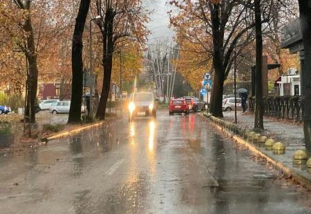 Kolnici vlažni i skliski; magla otežava prometovanje