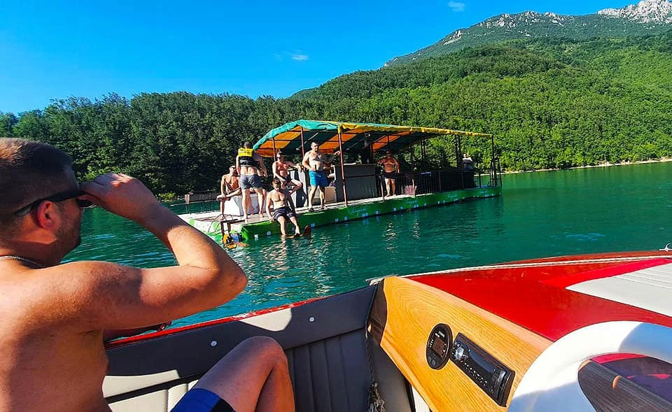 Uživanje u mirnim hercegovačkim vodama: Iznajmljivanje splavova sve atraktivnije