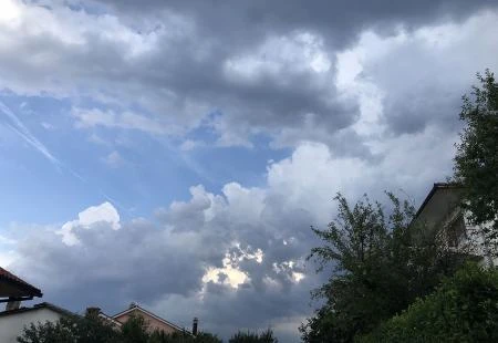 Oblačno s kišom, tijekom poslijepodneva razvedravanje