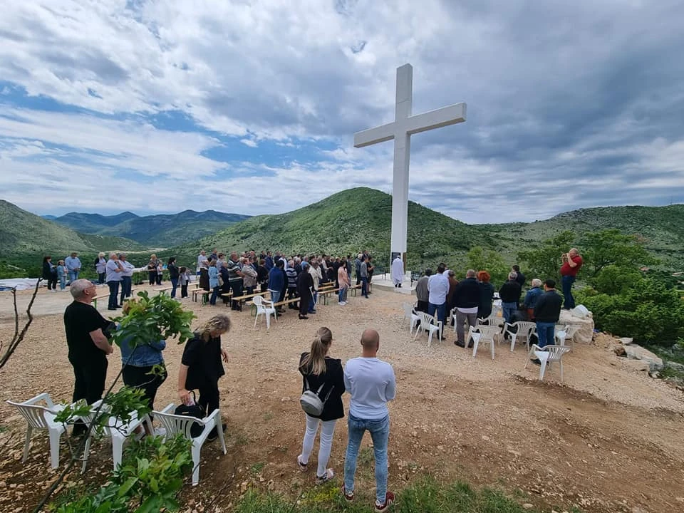 Hutovo: Blagoslovljen križ i otkriven spomenik pastiricama