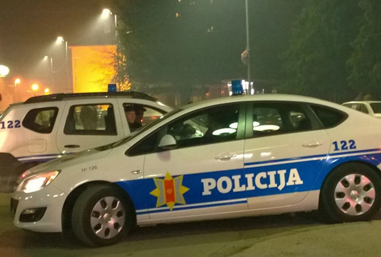 Policija ostala bez auta, sada u privatna sipaju službeno gorivo