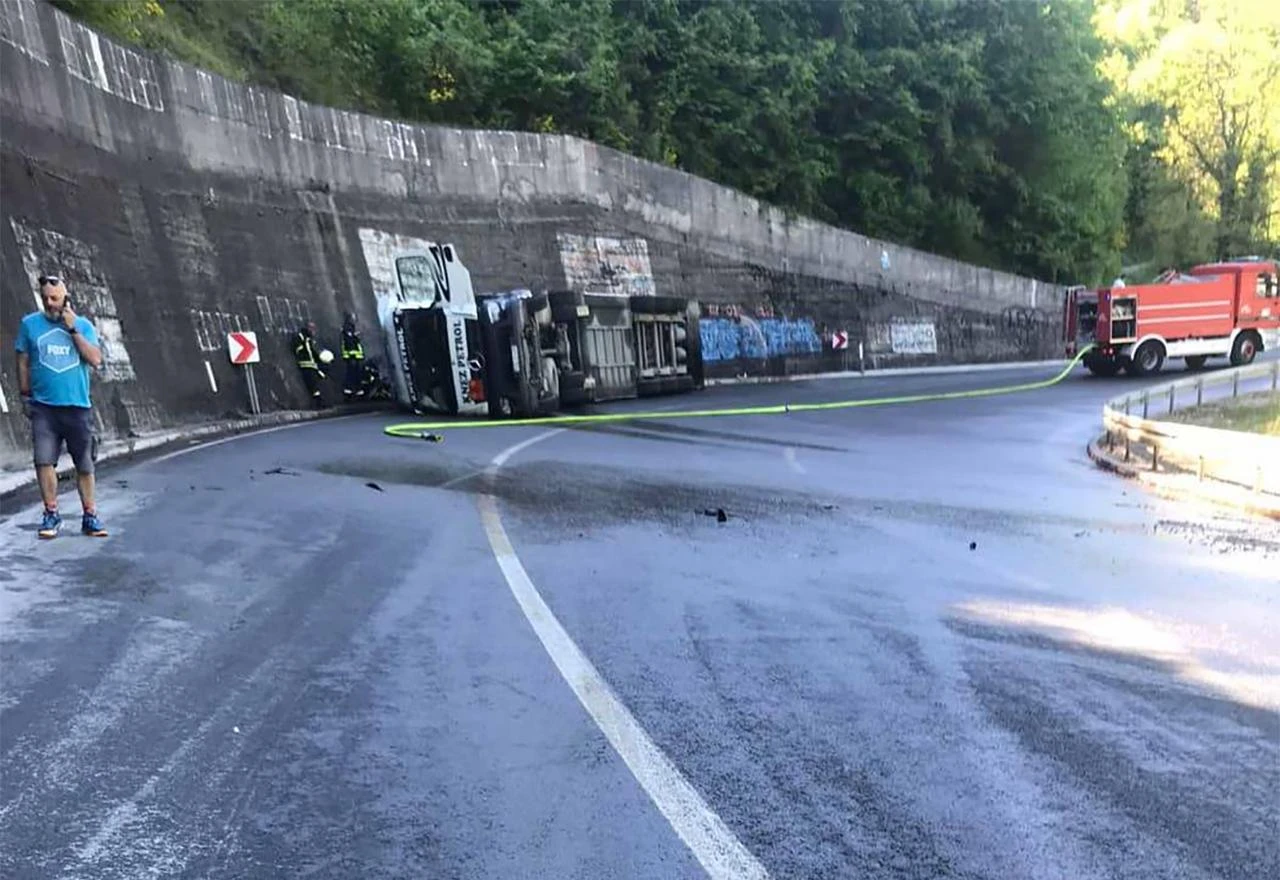 M-17: U Podorašcu kod Konjica se prevrnula cisterna