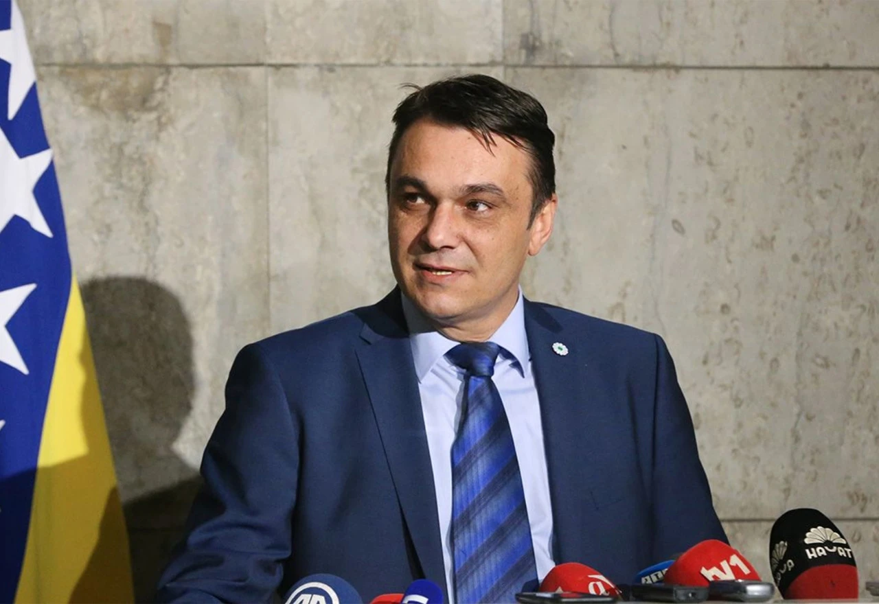 S mjesta ministrovog vozača 'skočio' na mjesto stručnog suradnika bez stola
