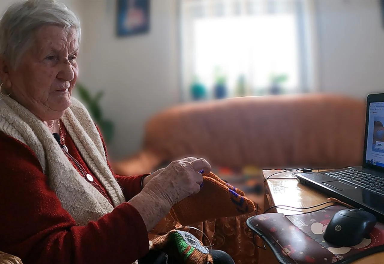 Baka Ivka surfa internetom u 83. godini i koristi društvene mreže