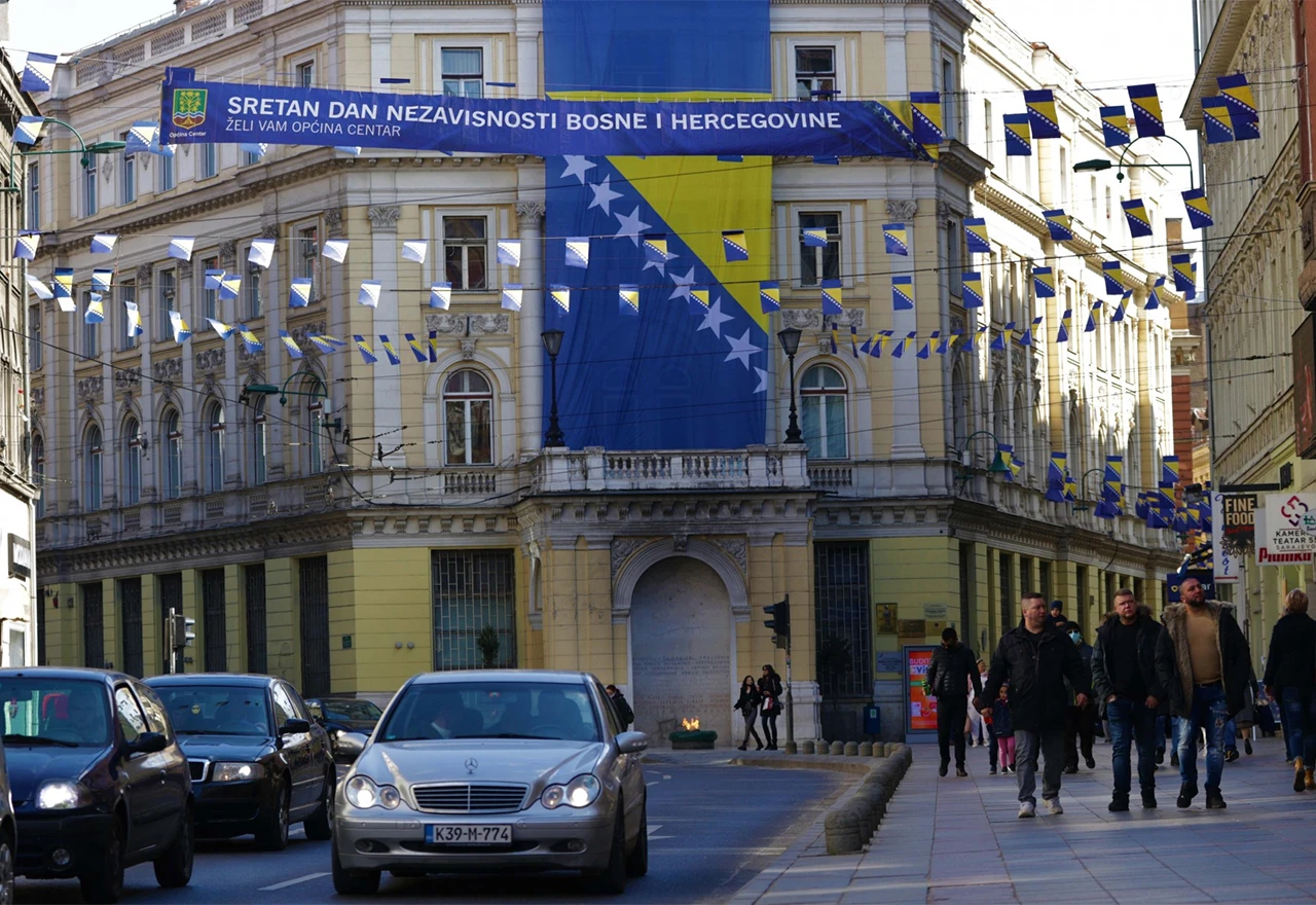 Iznad Vječne vatre postavljena velika zastava uoči Dana nezavisnosti BiH