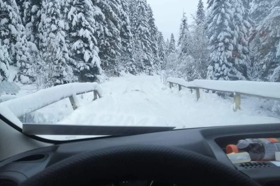 Ugaženi snijeg na dionicama u višim predjelima, u nižim predjelima mokar kolovoz