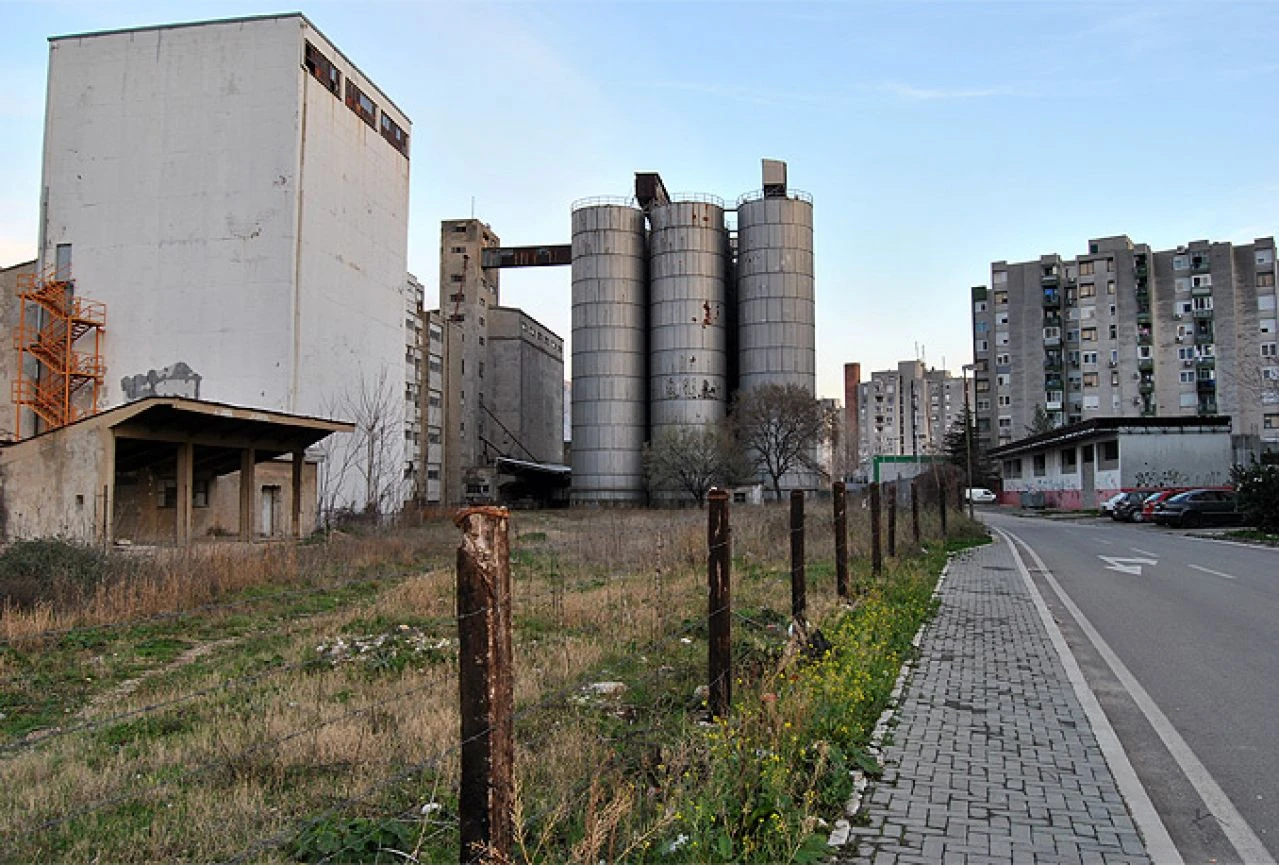 Mostar: Zbog iznude oteli i nožem ozlijedili 25-godišnjaka