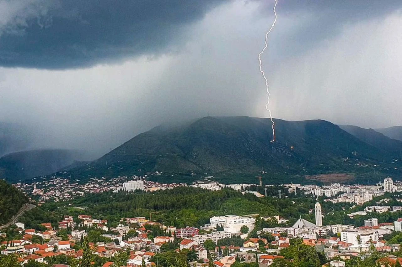 Snažno grmljavinsko nevrijeme pogodilo Mostar