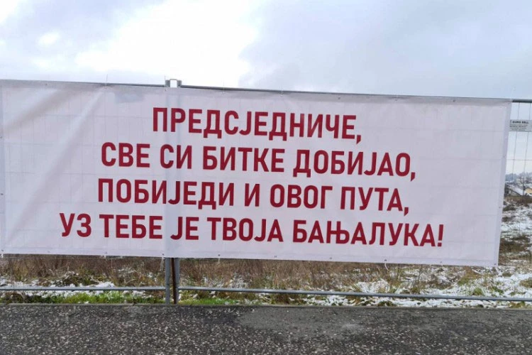 Plakat podrške Dodiku pred bolnicom