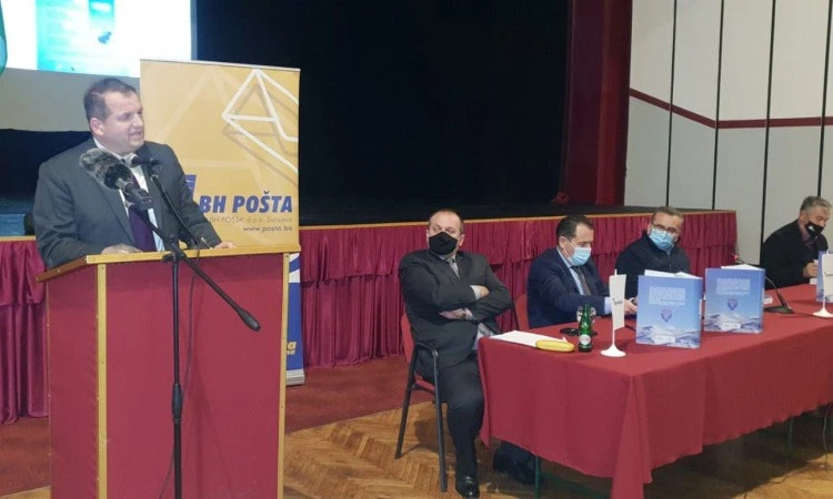 Dok mu je nad glavom optužnica za zločine, Cikotić predstavlja knjigu o pobjedama
