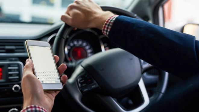 U automobilima vozači ne smiju držati mobitel u rukama!