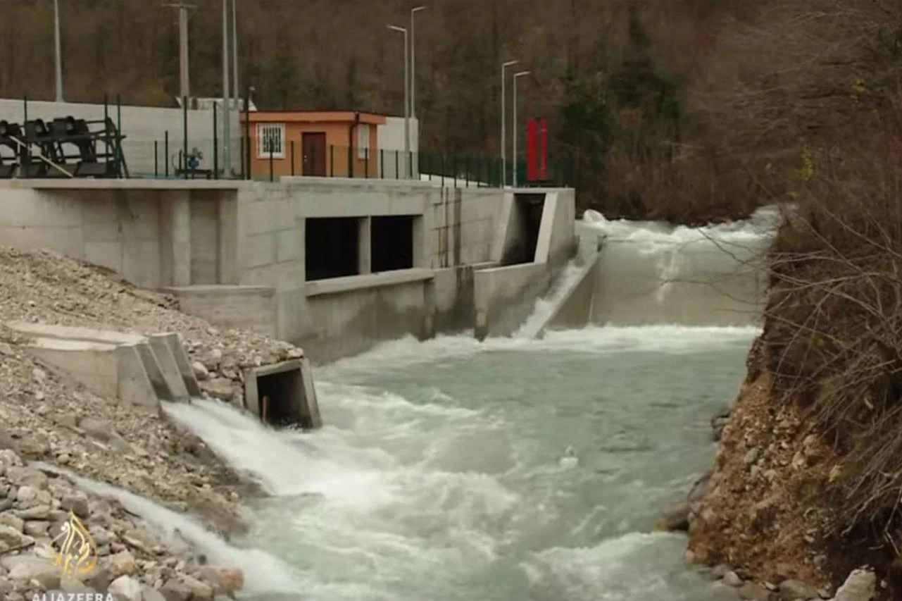 U borbi za rijeke ispred zgrade Vlade FBiH