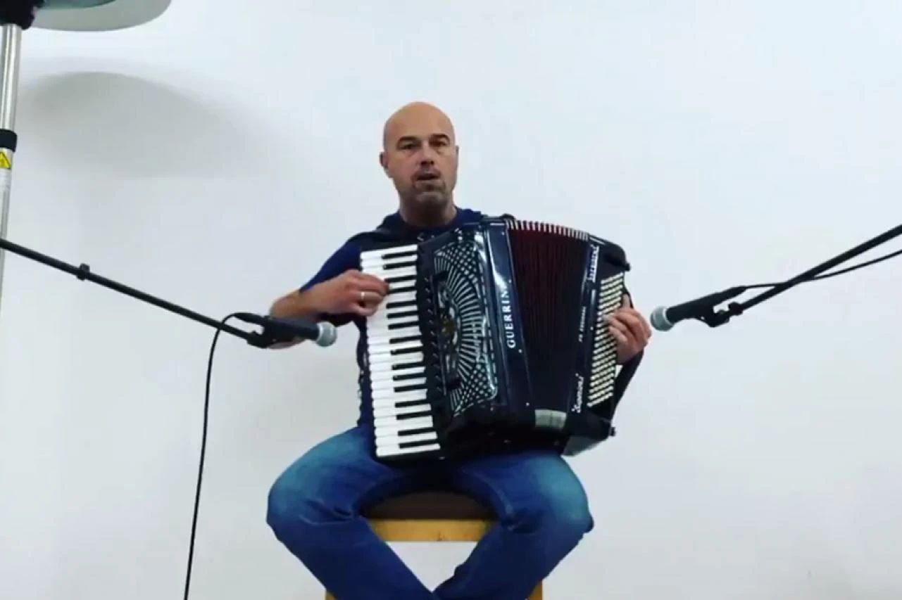 Za svoju dušu: Predsjednik VSTV-a zasvirao na harmonici