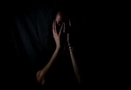 Francuska: Djevojku iz BiH pretukla obitelj jer je u vezi s momkom iz Srbije