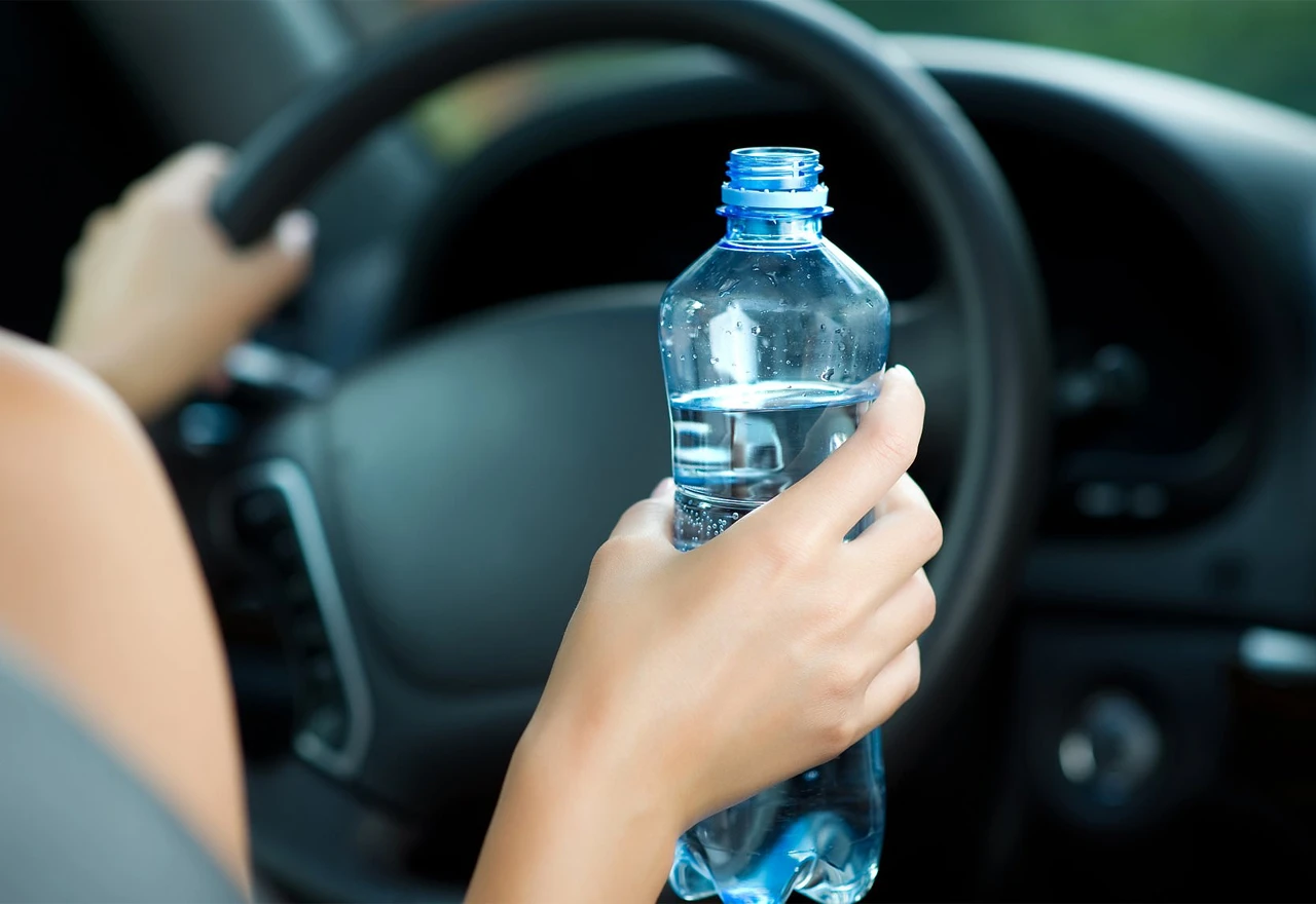 Zašto ne smijemo piti vodu iz plastične boce koja je stajala u autu?