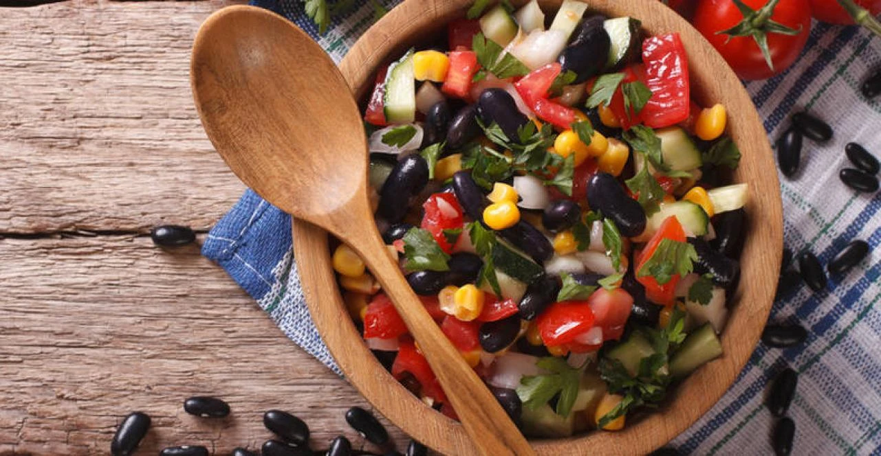 Salata od crnog graha kakvu još niste probali - recept koji će vam spasiti ljeto