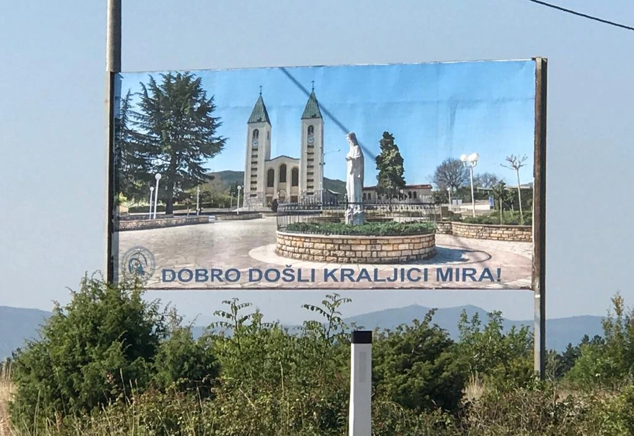 Na ulazima u Čitluk postavljeni plakati s natpisima 'Dobrodošli Kraljici mira'!