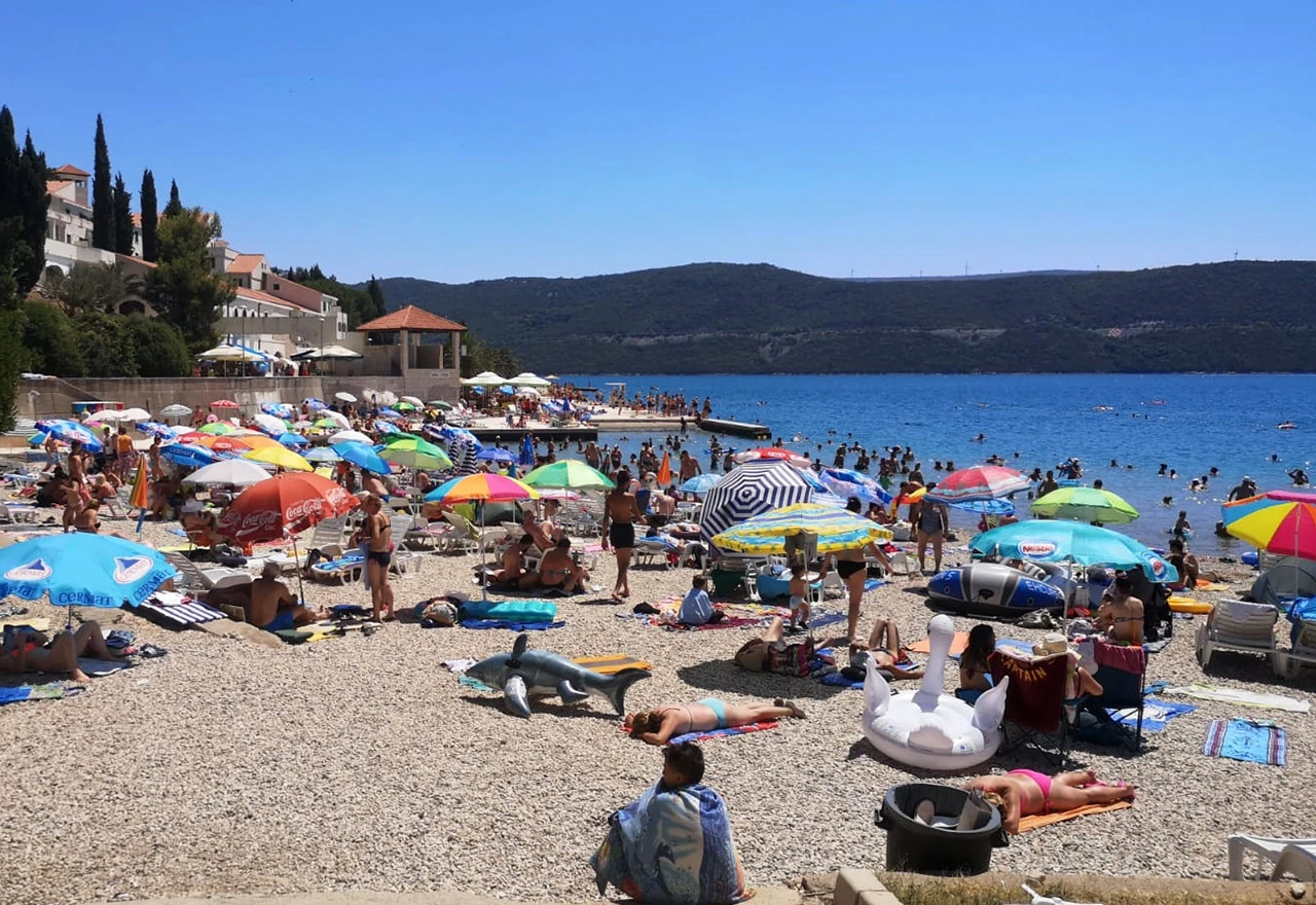 Neum: Turista ima, rijetki nose maske