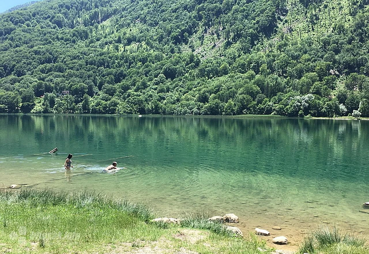 Mostarci se hlade na Boračkom jezeru
