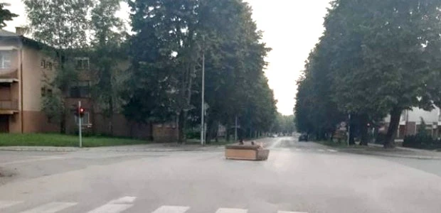 Stavili trosjed na raskrižje i sjeli
