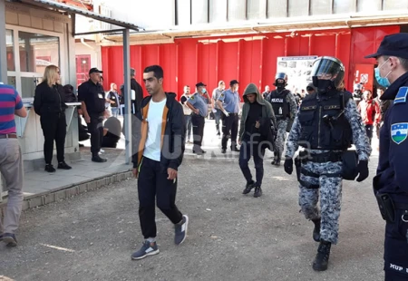 Policija i specijalci pretresli migrantski kamp Bira