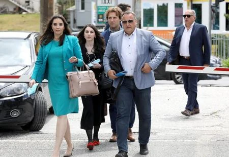 Put do stalnog posla - vratiti dio novca od angažmana i spavati s pomoćnikom ministra