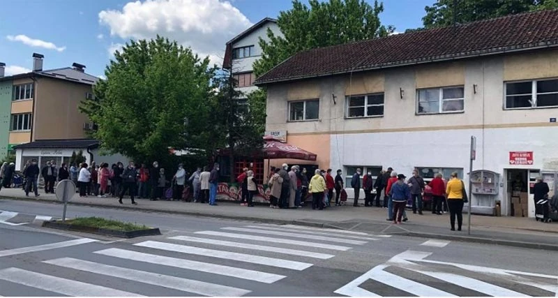 U Banja Luci stotine građana u redu čeka paket pomoći