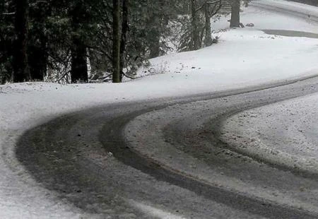 Preko planinskih prijevoja ima snijega i poledice na kolniku