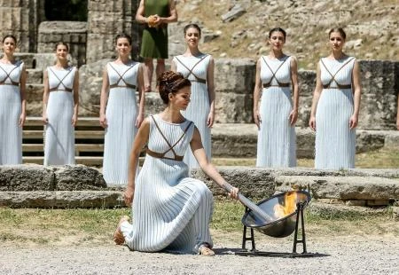 Predaja olimpijske baklje pred praznim stadionom