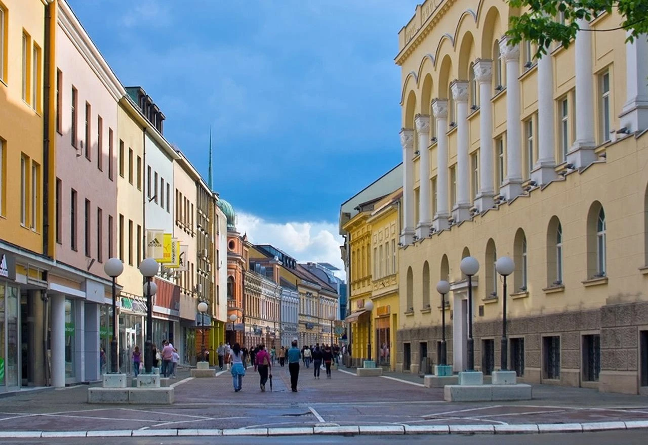 Skraćeno radno vrijeme kafića i trgovina, ne rade igraonice i fitness centri