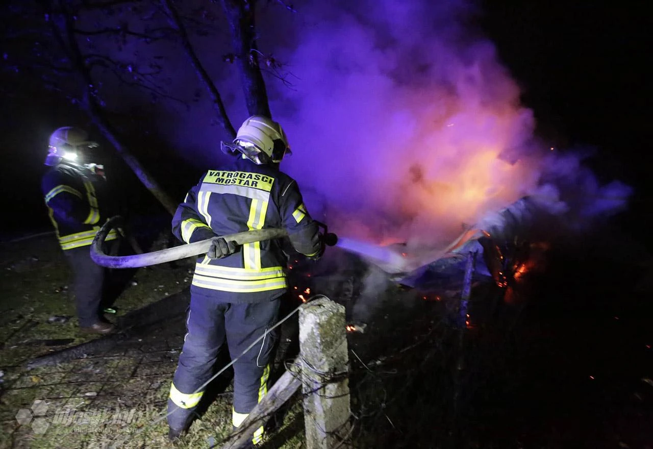 Vatrena noć u Vrapčićima: Vatrogasci gasili požar uz Deponiju