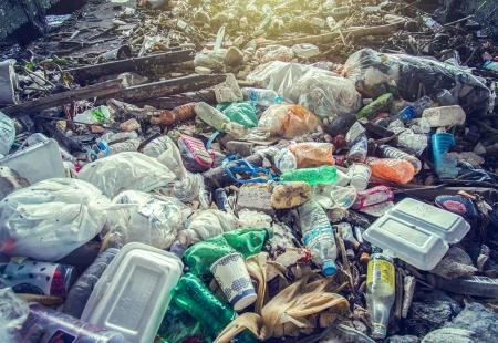EU razmatra uvođenje poreza na ugljik i plastiku